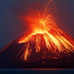 Сколько вулканов извергается каждый год ?