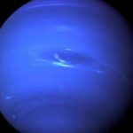 Какова средняя температура поверхности Нептуна ?